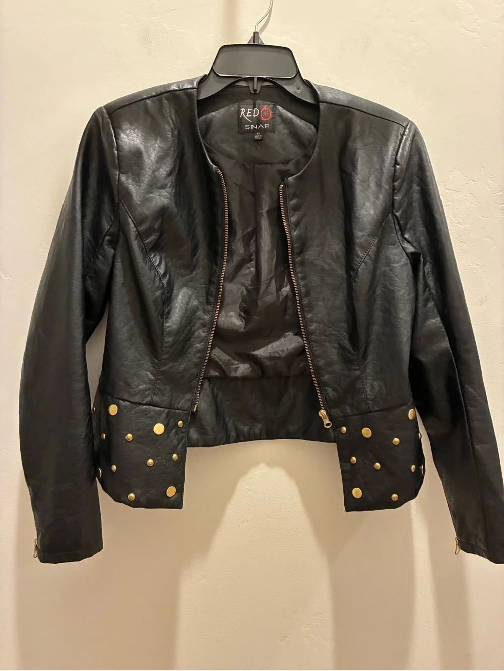 Red Snap sleek black